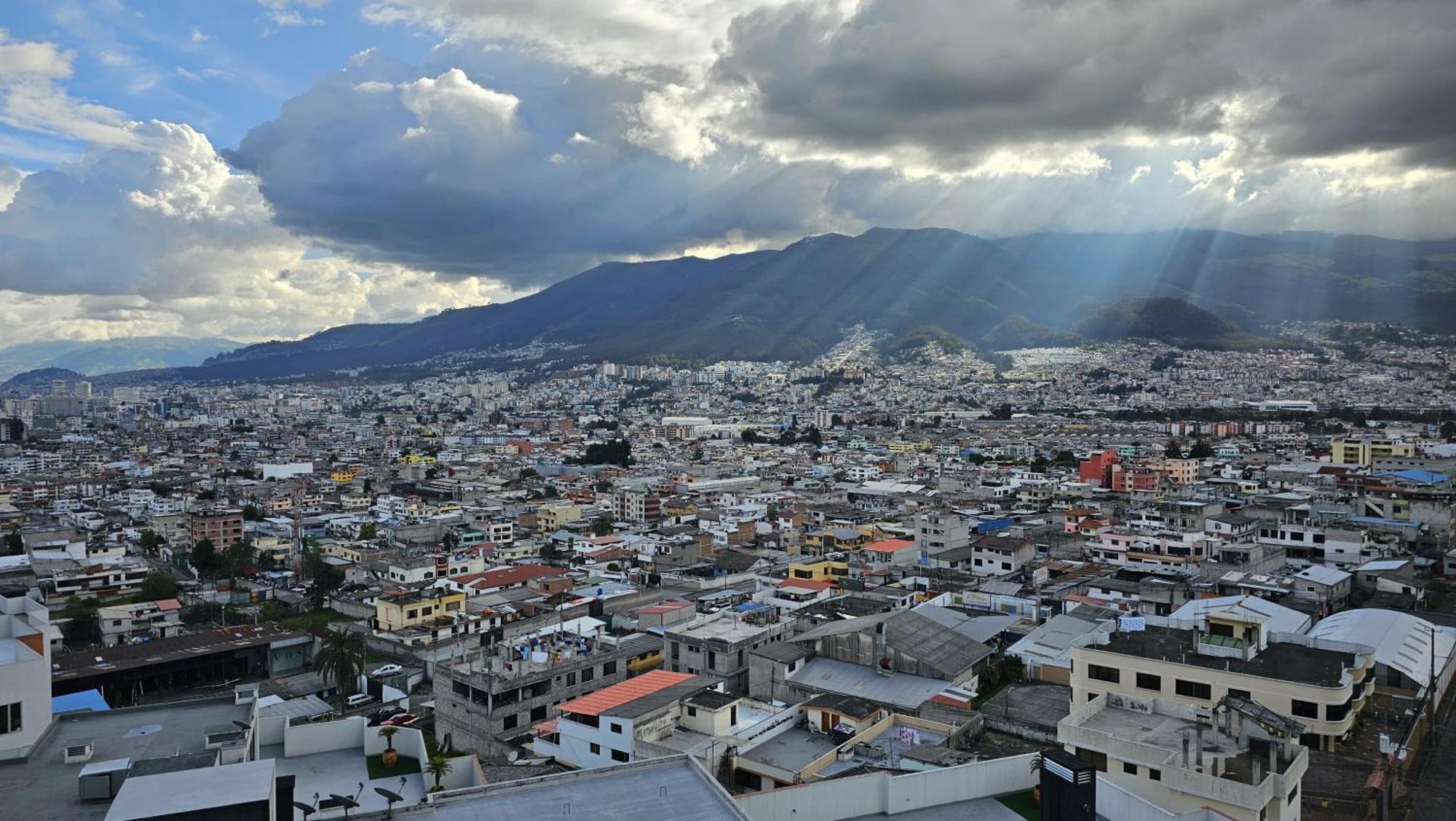 Cerca De Solca Y Embajada Americana Quito